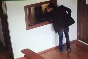 Soğukkanlı cep telefonu hırsızı kameraya yakalandı