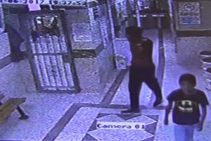 Bursa'da iftar vakti caminin yardım kutularını &ccedil;aldılar!