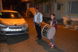 Bursa'da davulcu baba oğulun ramazan mesaisi