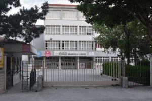 Lisede sınıfları kız ve erkek diye ayıran m&uuml;d&uuml;re soruşturma