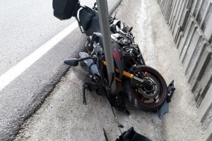 Bursa'da yaşlı &ccedil;ift motosikletle kanala u&ccedil;tu