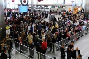 Ukrayna'ya pasaportsuz seyahat bilet aramalarını &uuml;&ccedil;e katladı