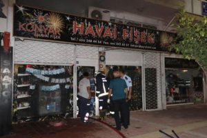 Havai fişek deposundaki yangın paniğe neden oldu