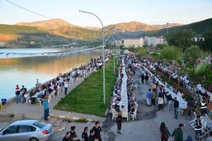 Van G&ouml;l&uuml; sahilinde 10 bin kişilik iftar yemeği rekoru