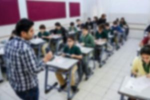 Sınıfları kızlı-erkekli ayıran m&uuml;d&uuml;rden pes dedirten a&ccedil;ıklama!