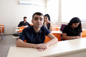 G&ouml;rme engelli gen&ccedil; &uuml;niversiteyi b&ouml;l&uuml;m birincisi bitirdi