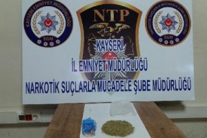 Kavga ihbarına giden polis, uyuşturucu ele ge&ccedil;irdi