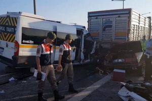 Arızalanan araca m&uuml;dahale edenlere minib&uuml;s &ccedil;arptı: 2 &ouml;l&uuml;