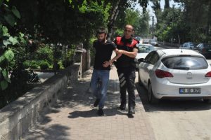 Bursa'da polisten ka&ccedil;maya &ccedil;alışan uyuşturucu zanlısı kıskıvrak yakalandı