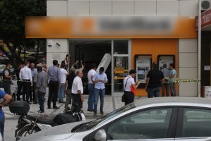 Otomobil bankaya girdi: 2 yaralı