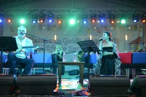 Bursa Nil&uuml;fer'de Melihat G&uuml;lses'ten m&uuml;zik ziyafeti