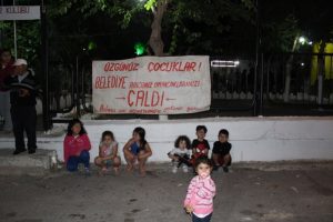 Belediye oyuncakları kaldırdı, &ccedil;ocuklar geri istedi