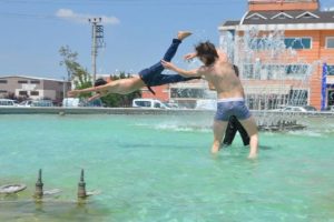 Bursa'da s&uuml;s havuzlarında &ccedil;ocukların tehlikeli eğlencesi