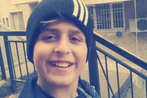 Freni boşalan kamyonetin duvara sıkıştırdığı &ccedil;ocuk &ouml;ld&uuml;