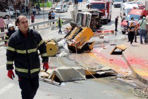Freni patlayan kamyonet dehşet sa&ccedil;tı: 4 yaralı