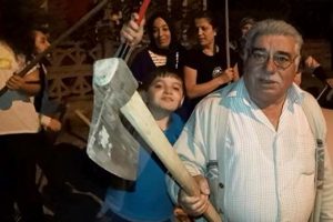 Mahallede 'tuvalet sapığı' i&ccedil;in baltalı n&ouml;bet