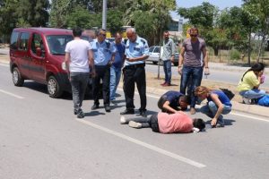 Eşi ile tartışan adam kendini aracın &ouml;n&uuml;ne attı