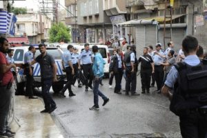 Silahlı kavgada polise de ateş a&ccedil;ıldı: 5 g&ouml;zaltı