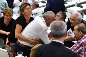 AKP'li ve CHP'li meclis &uuml;yeleri arasında arbede