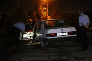 Yakalanacağını anlayınca &ccedil;aldığı otomobili bırakıp ka&ccedil;tı