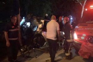 Bursa'da aşırı hız yapıp makas attı, otomobilde sıkıştı