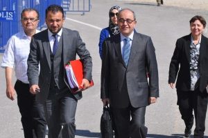 PA&Uuml;'n&uuml;n eski rekt&ouml;r&uuml;nden 7 saat s&uuml;ren savunma
