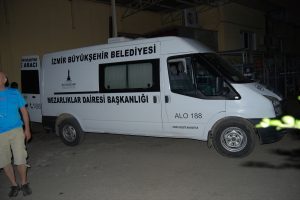 Motosiklettekiler bi&ccedil;erd&ouml;verin altında can verdi!