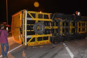 Kontrolden &ccedil;ıkan TIR bariyerlere &ccedil;arptı