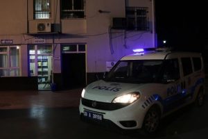 Uygulama noktasından ka&ccedil;arken polise &ccedil;arptı