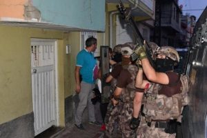Adana'da PKK operasyonu: 14 g&ouml;zaltı