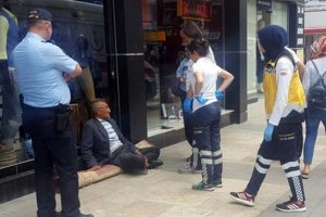 Alkoll&uuml; şahıs halısıyla beraber hastaneye kaldırıldı
