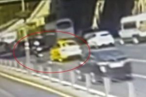Aynasını kıran motosikletliyi bariyerlere sıkıştırdı