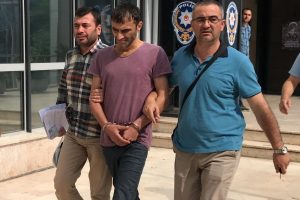 Bursa'da hırsızı şapkasındaki soru işareti ele verdi