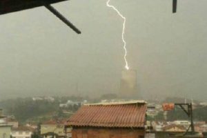 Bursa'da &ccedil;evrim santraline yıldırım b&ouml;yle d&uuml;şt&uuml;