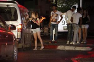 D&uuml;nyaca &uuml;nl&uuml; sahilde fuhuş pazarlığı s&uuml;r&uuml;yor