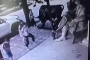 Atat&uuml;rk Heykeliyle duygulandıran vedalaşma