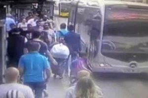Arkadaşıyla şakalaşan k&uuml;&ccedil;&uuml;k &ccedil;ocuğa metrob&uuml;s &ccedil;arptı