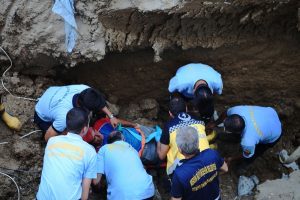Toprak altında kalan iş&ccedil;iler son anda kurtarıldı