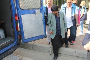 Zabıtayı g&ouml;r&uuml;nce protez bacağını yerine taktı