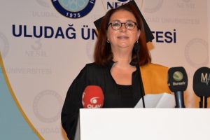 Bursa'da 27 yıl sonra başladığı &uuml;niversiteden oğluyla mezun oldu