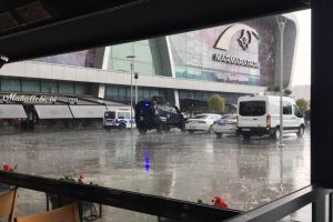 AVM'ye bomba ihbarı! Giriş &ccedil;ıkışlar kapatıldı
