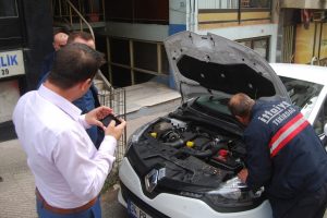 Otomobilin motoruna giren yavru kedi zor anlar yaşattı