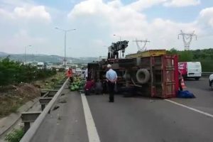 Bursa'da kamyon yan yattı, karpuzlar yola sa&ccedil;ıldı