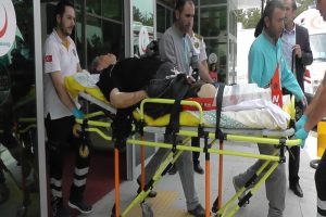 Kızını korumaya &ccedil;alışan yaşlı kadını bacağından vurdular