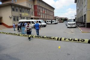 &Ouml;ğrencilerin g&ouml;z&uuml; &ouml;n&uuml;nde okul bah&ccedil;esinde &ccedil;atışma!