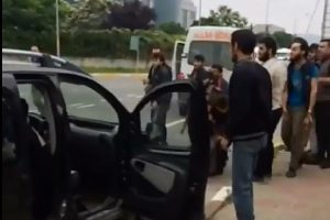 Suriyeliler fabrika iş&ccedil;ilerine taş ve sopalarla saldırdı
