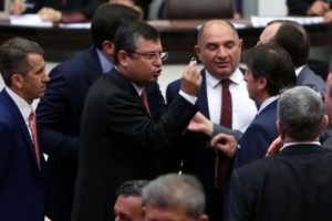 Meclis'te "Adalet Y&uuml;r&uuml;y&uuml;ş&uuml;" gerginliği