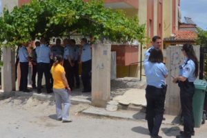 2 &ccedil;ocuğa cinsel tacizden tutuklanan şahsın evi taşlandı