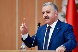 Bakan Arslan: "Mogan G&ouml;l&uuml;, Avrupa'nın en b&uuml;y&uuml;k i&ccedil; su dip temizliğini kapsıyor"