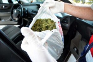 Otomobille esrar sevkiyatına 4 g&ouml;zaltı